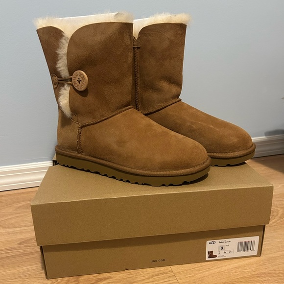 NEW NEVER WORN UGG BAILEY BUTTON II CHESTNUT - Picture 2 of 5